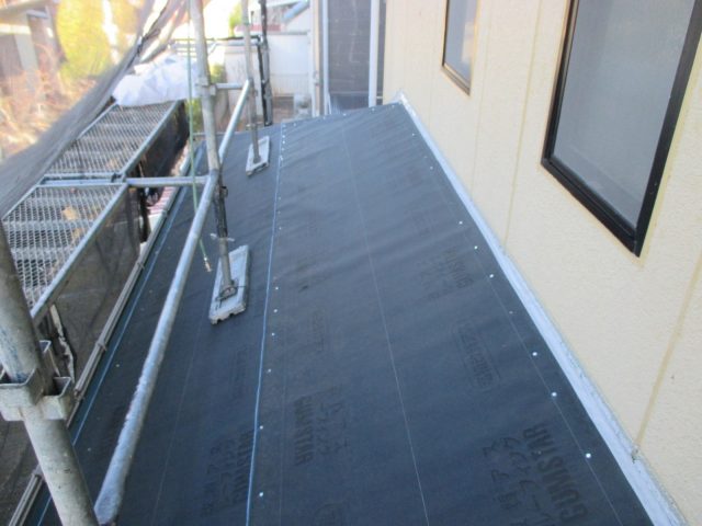 明石市の屋根カバー工事における防水シートの施工